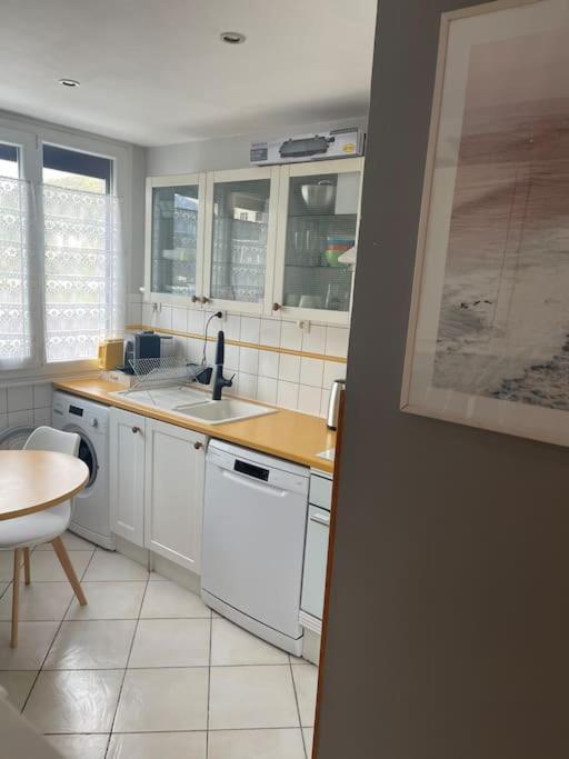 Appartement Entier Climatise - Parking Prive Сен-Мартен-д'Эр Экстерьер фото